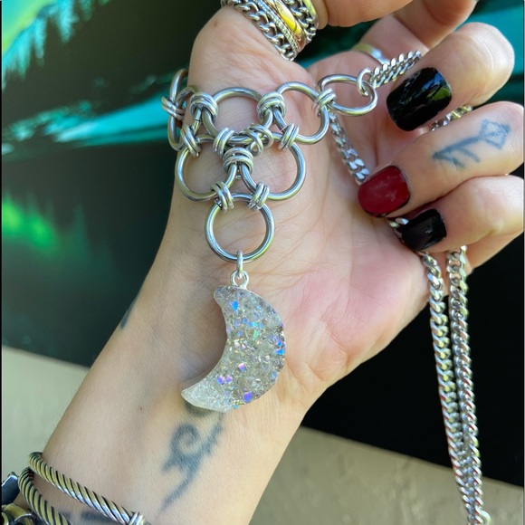 Maille stainless steel necklace with rainbow iridescent druzy quartz moon charm - Picture 6 of 12